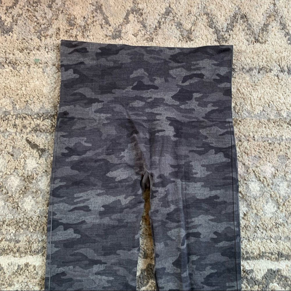 Spanx Gray Camo Look At Me Now Leggings Small - Picture 6 of 8